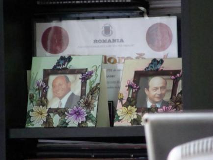 Băsescu are altar în biroul unui senator PDL